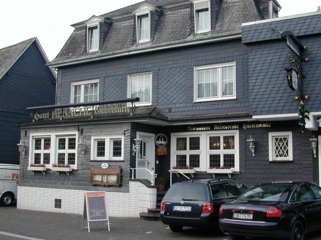 un bâtiment avec une voiture garée devant lui dans l'établissement Haus Hennche, à Siegen