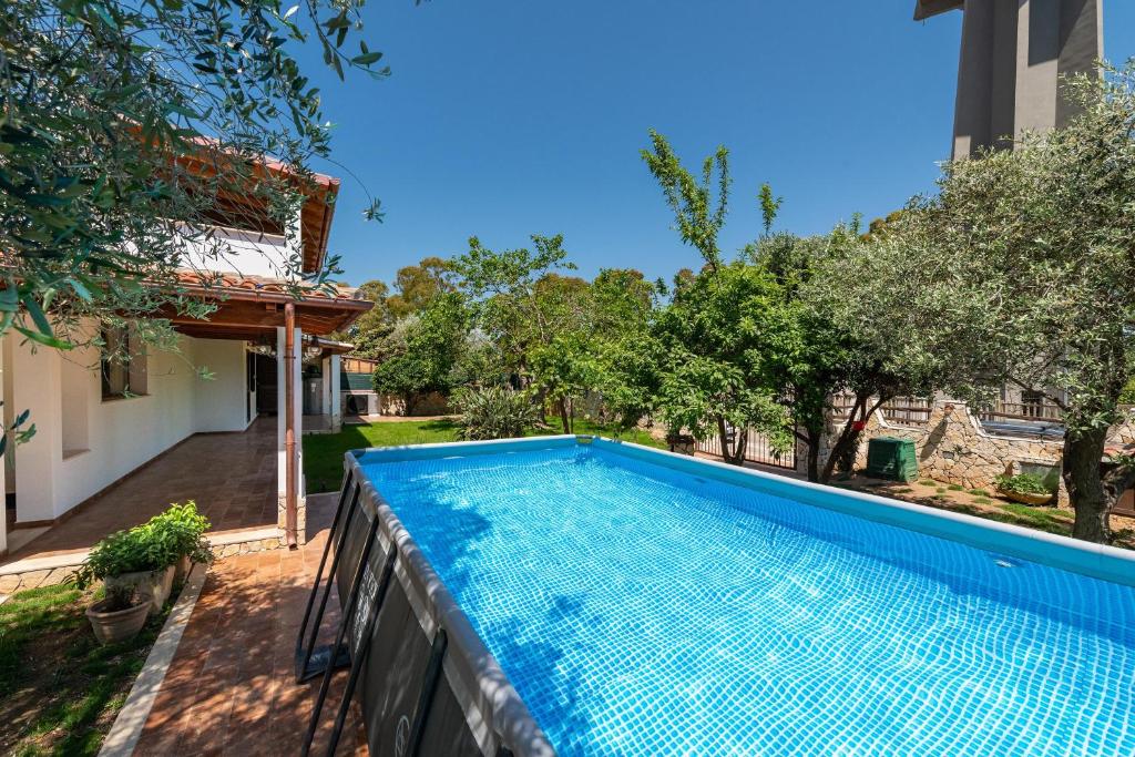 une piscine dans l'arrière-cour d'une maison dans l'établissement Villa Eleonora Residence App to 4, à Capoterra