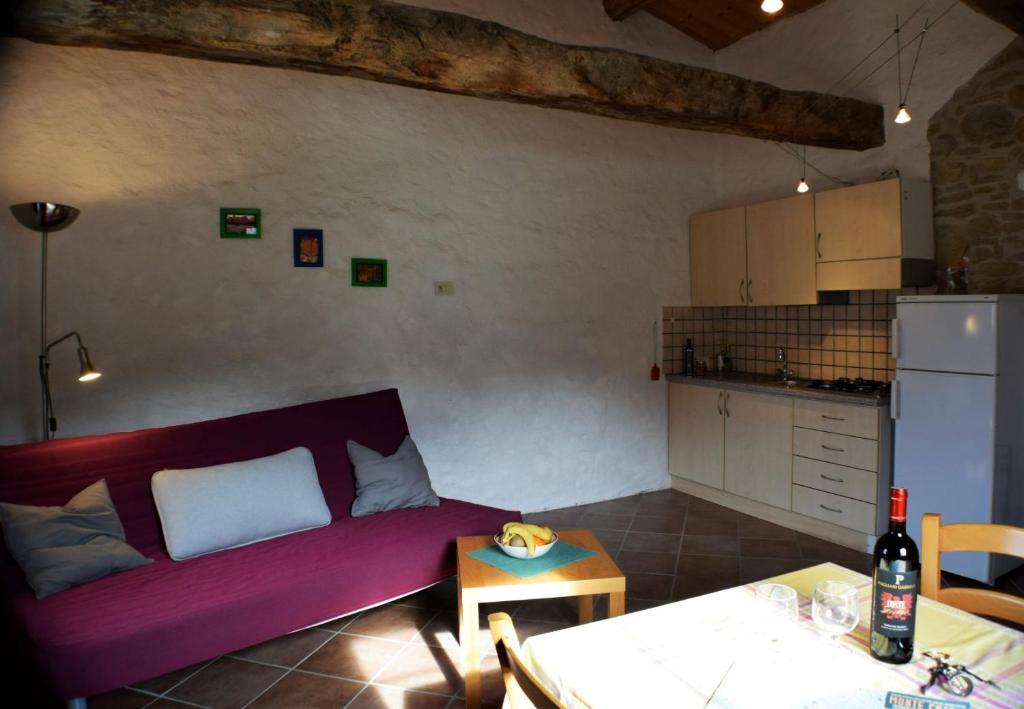 A kitchen or kitchenette at Agriturismo Alla Vecchia Quercia