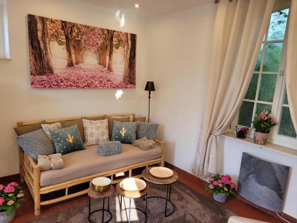 una sala de estar con sofá y una pintura en la pared en Marien Turm, en Saarlouis