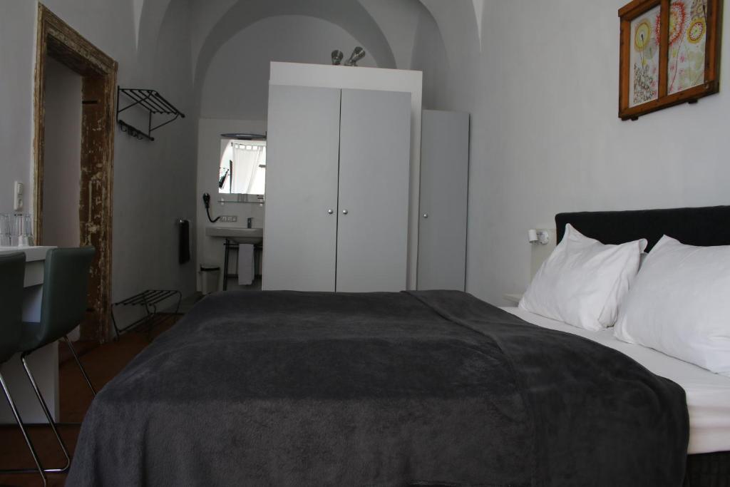 Postel nebo postele na pokoji v ubytování Hotel im Stift Neuberg