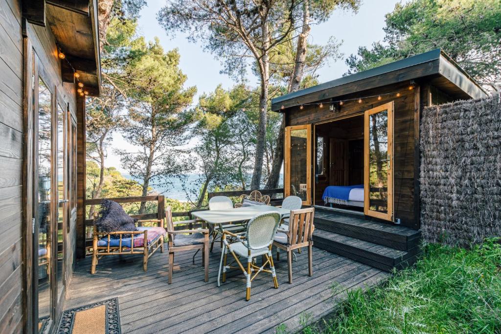 een tiny house met een tafel en stoelen op een terras bij ALMA in Collioure