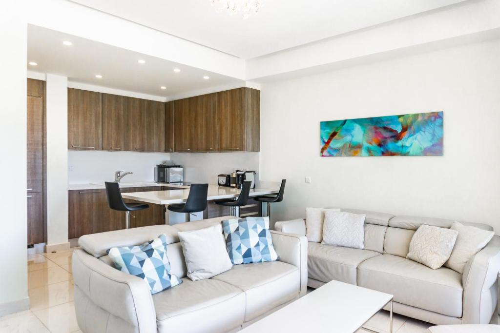 利馬索爾的住宿－Limassol Marina Nereids D22 by Ezoria Villas，一间带两张沙发的客厅和一间厨房