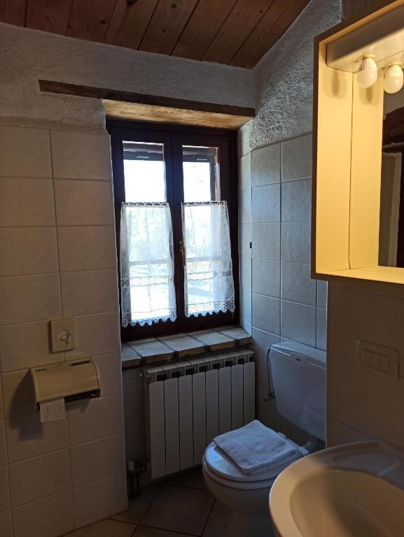A bathroom at Agriturismo Alla Vecchia Quercia