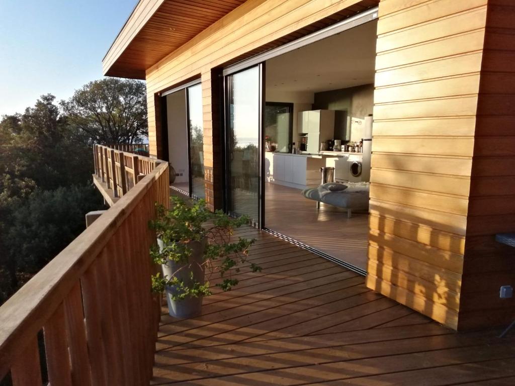 Balkón alebo terasa v ubytovaní Villa l'Alpana en bois vue mer a 180 degres