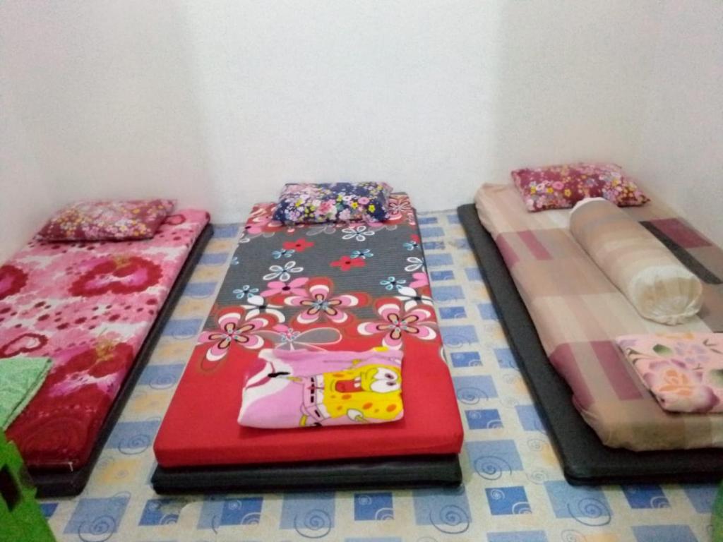 Ce dortoir comprend 3 lits superposés. dans l'établissement Villa Bukit Asri Untuk 1 Kamar Berastagi View, à Berastagi