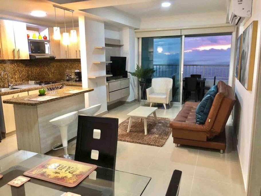 een keuken en een woonkamer met uitzicht op de oceaan bij apartamento en bocagrande in Cartagena