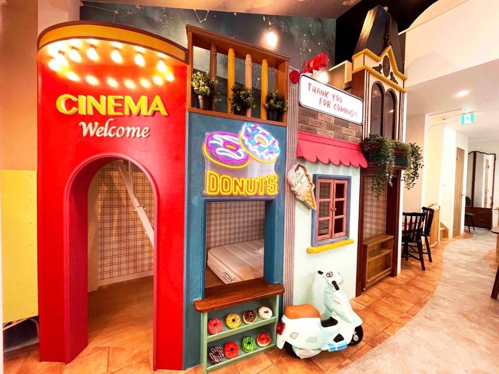 uma sala de jogos para crianças com uma pizzaria em Holy Town em Tóquio