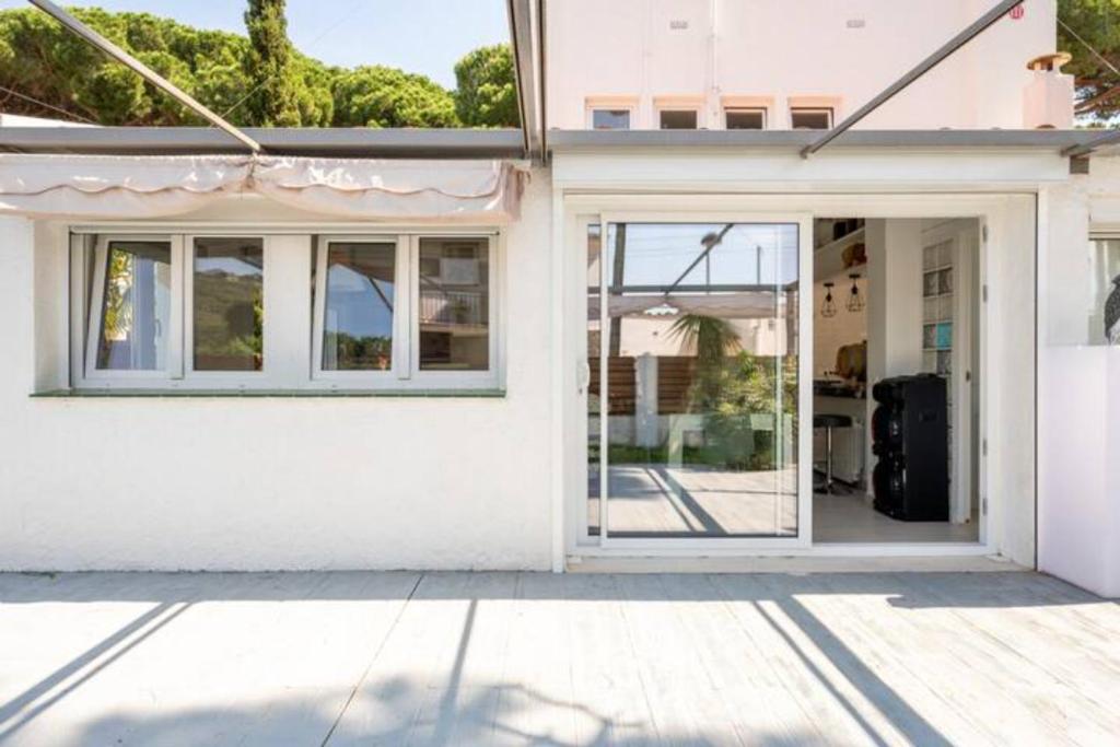Kép Villa Noray Costa Brava piscina, aire y WiFi 500m de la playa szállásáról Calongéban a galériában