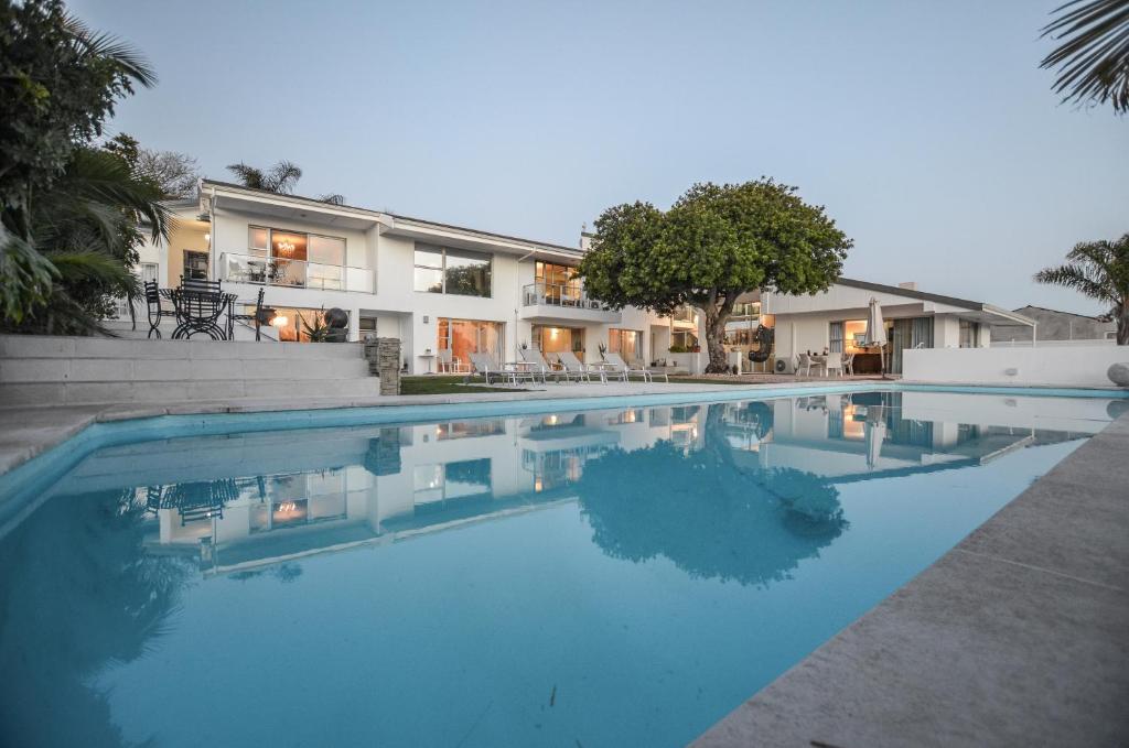 Capo Cabana Guesthouse tesisinde veya buraya yakın yüzme havuzu