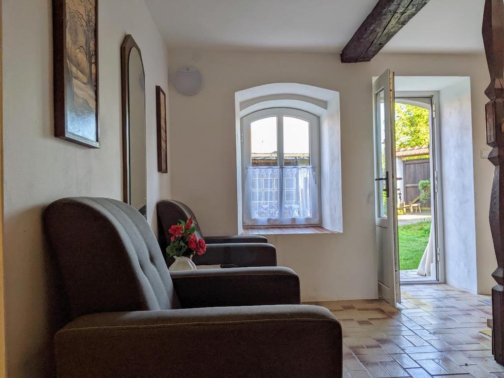 Posezení v ubytování Chalupa u rybníka Střehom