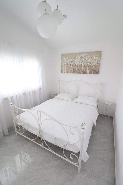 Łóżko lub łóżka w pokoju w obiekcie Vrsi Apartments