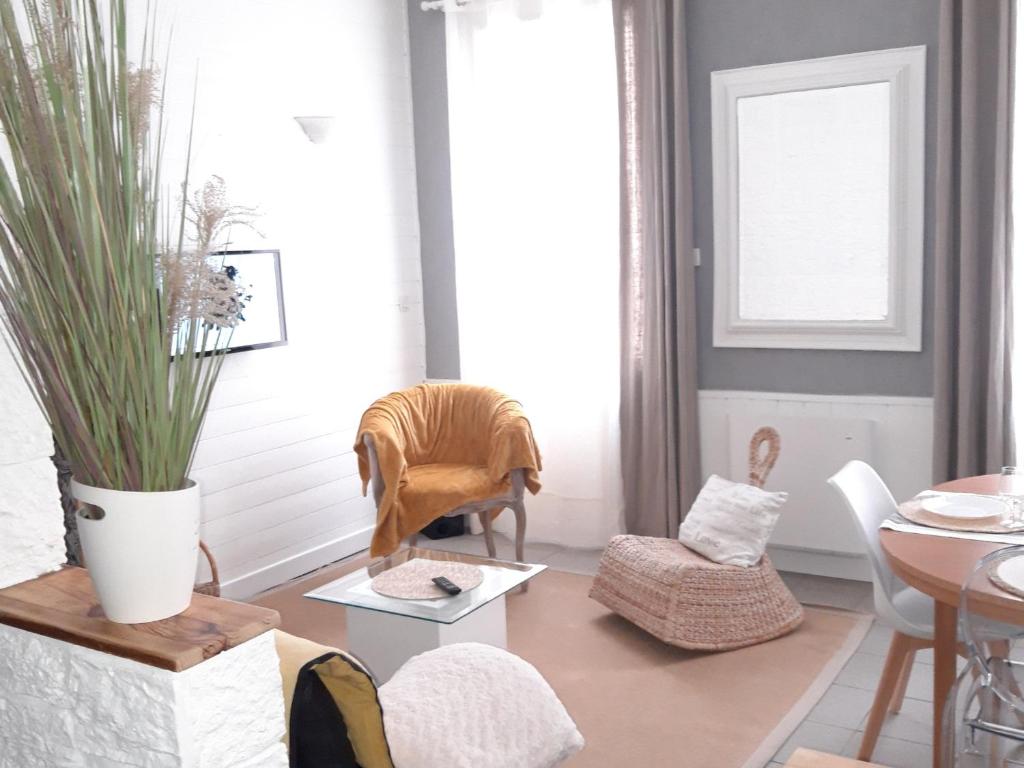 uma sala de estar com mesa e cadeiras em Maison Les Sables-d'Olonne, 3 pièces, 5 personnes - FR-1-331-212 em Les Sables-dʼOlonne