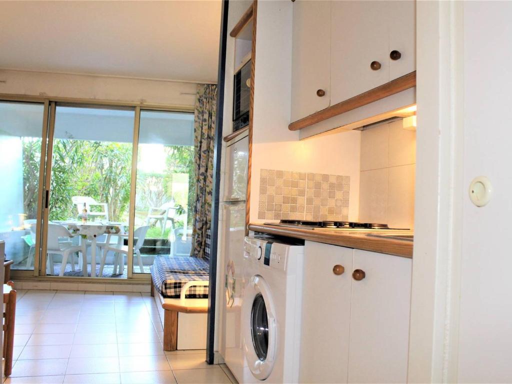 Kuchyňa alebo kuchynka v ubytovaní Appartement 3P en RDJ avec Jardin, accès plage direct, 4 à 6 couchages - Villeneuve-Loubet Plage - FR-1-252A-73