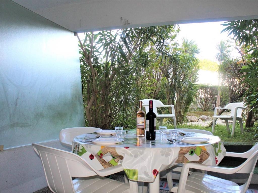 Nápoje v ubytovaní Appartement 3P en RDJ avec Jardin, accès plage direct, 4 à 6 couchages - Villeneuve-Loubet Plage - FR-1-252A-73