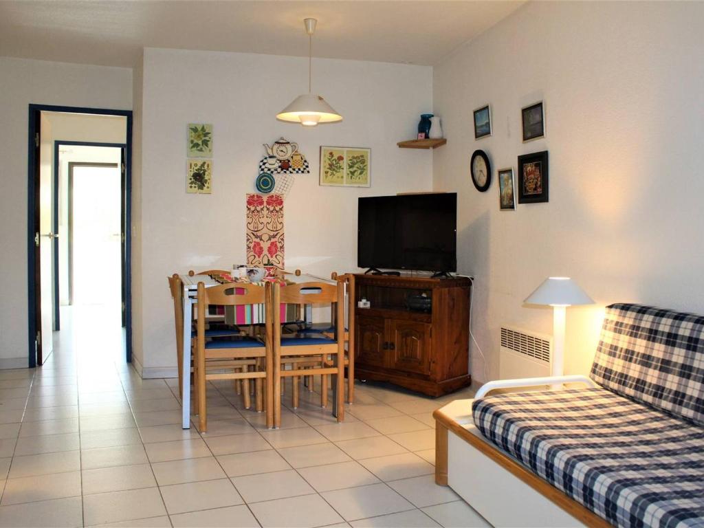 Televízia a/alebo spoločenská miestnosť v ubytovaní Appartement 3P en RDJ avec Jardin, accès plage direct, 4 à 6 couchages - Villeneuve-Loubet Plage - FR-1-252A-73