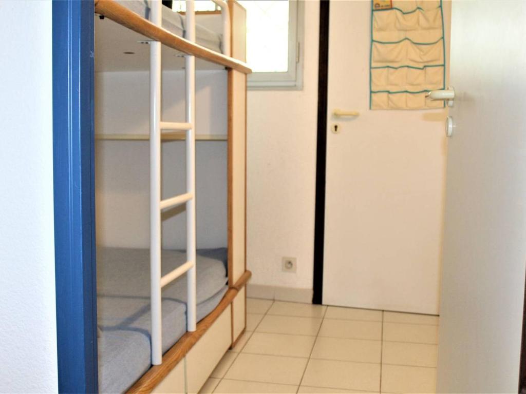 Poschodová posteľ alebo postele v izbe v ubytovaní Appartement 3P en RDJ avec Jardin, accès plage direct, 4 à 6 couchages - Villeneuve-Loubet Plage - FR-1-252A-73