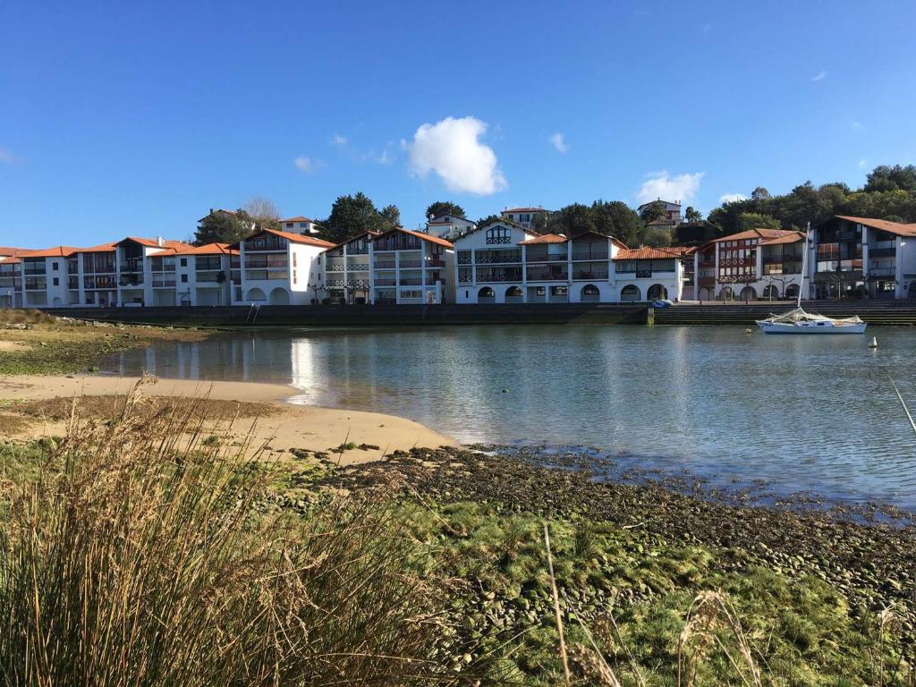 Zdjęcie z galerii obiektu Appartement à Socoa avec Terrasse, Piscine et Parking - 700m de la Plage - FR-1-4-625 w mieście Ciboure