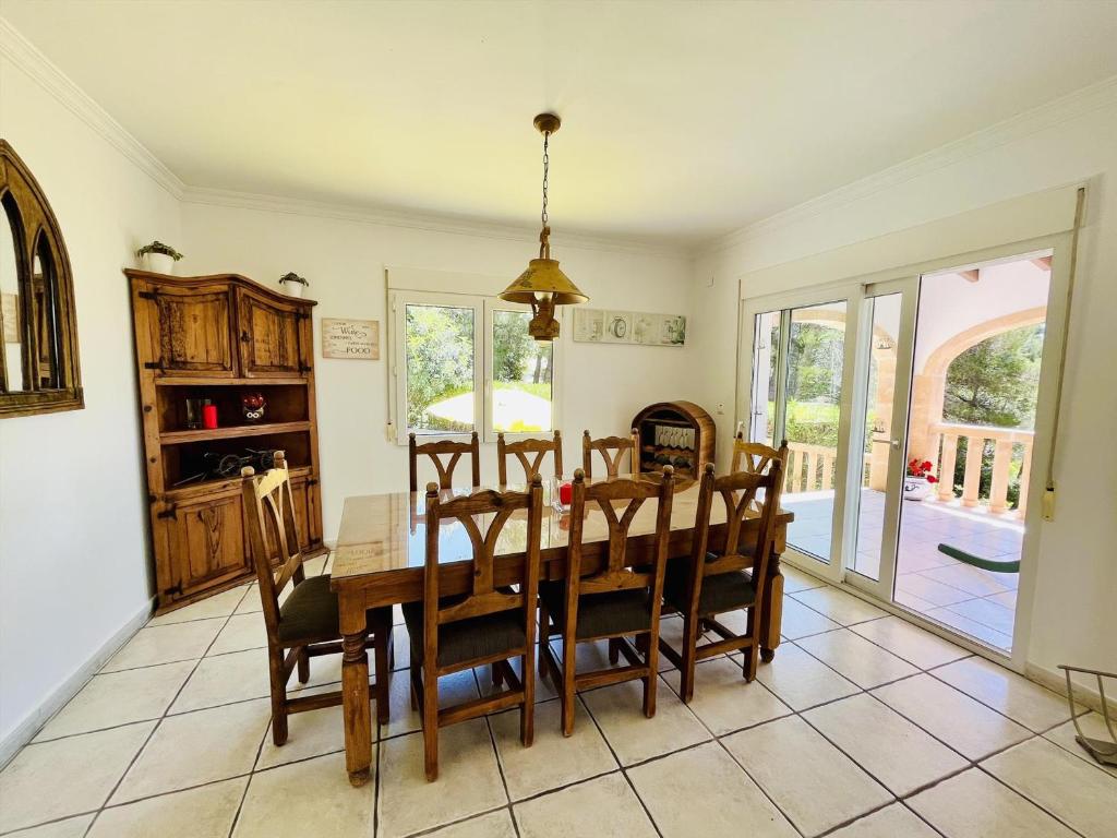 Kuchyň nebo kuchyňský kout v ubytování Casa de vacaciones con piscina privada, aire acondicionado, WiFi y aparcamiento en Javea - ES-160-12