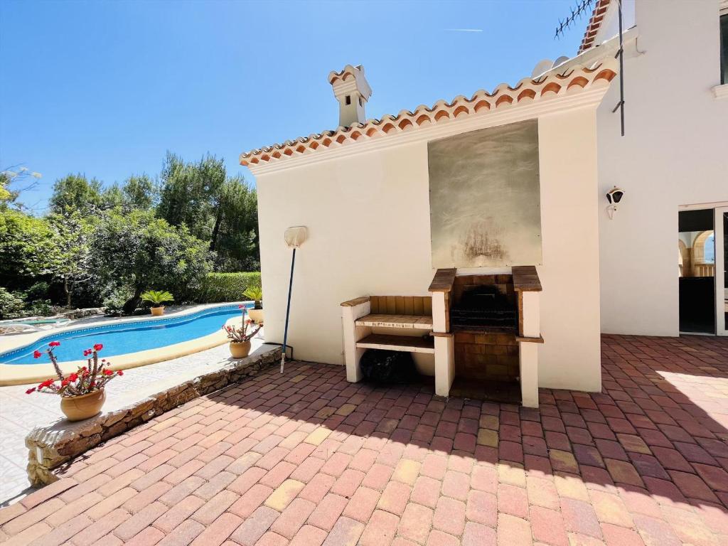Bazén v ubytování Casa de vacaciones con piscina privada, aire acondicionado, WiFi y aparcamiento en Javea - ES-160-12 nebo v jeho okolí