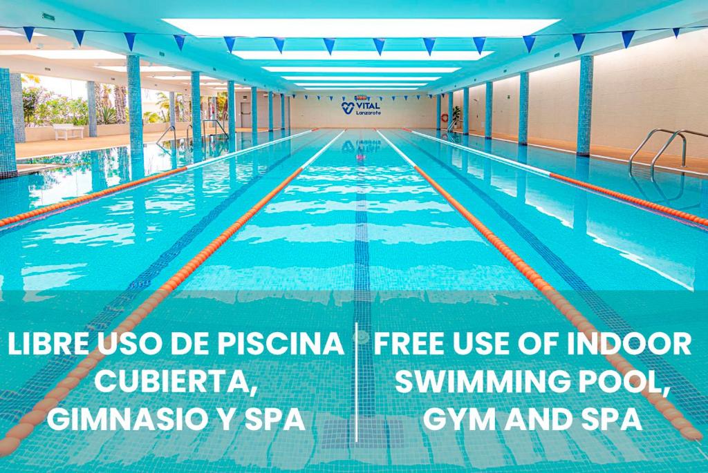 een zwembad met de woorden gratis gebruik van binnenzwembaden bij LANZAROTE PRIME SPORTS by Vitalclass Lanzarote Resort in Costa Teguise