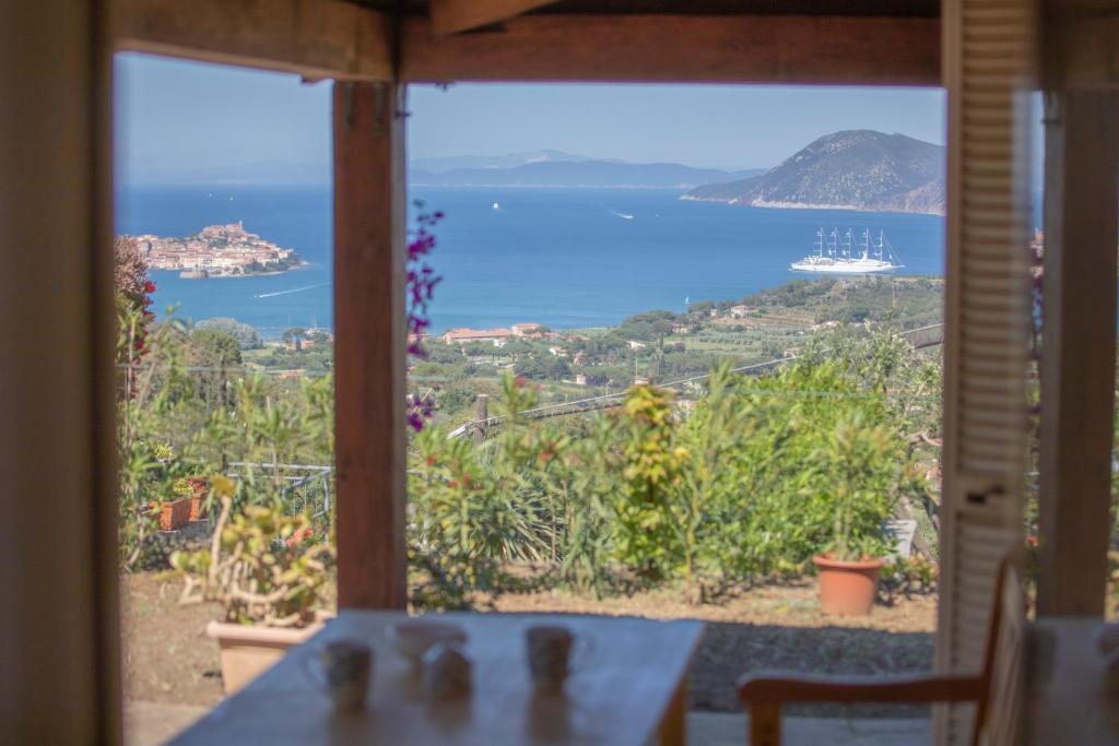 una vista sull'oceano dalla finestra di una casa di HelloElba Villetta Azzurra a Portoferraio