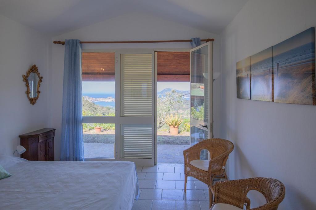 A bed or beds in a room at Villetta Azzurra, un incanto vista mare