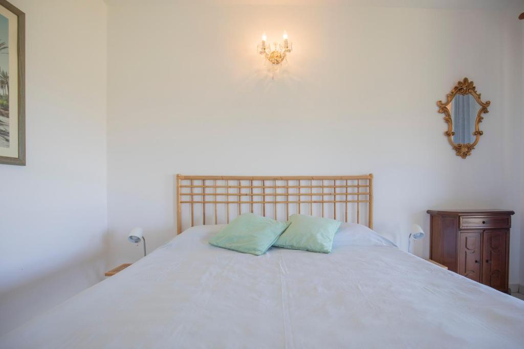 A bed or beds in a room at Villetta Azzurra, un incanto vista mare