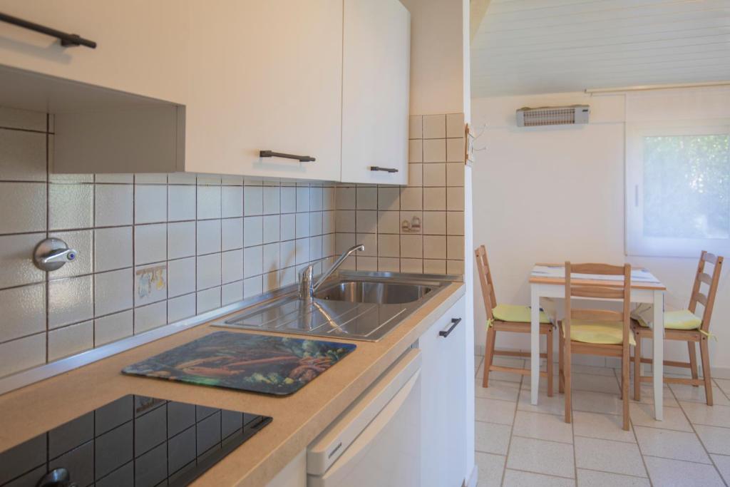 A kitchen or kitchenette at Villetta Azzurra, un incanto vista mare