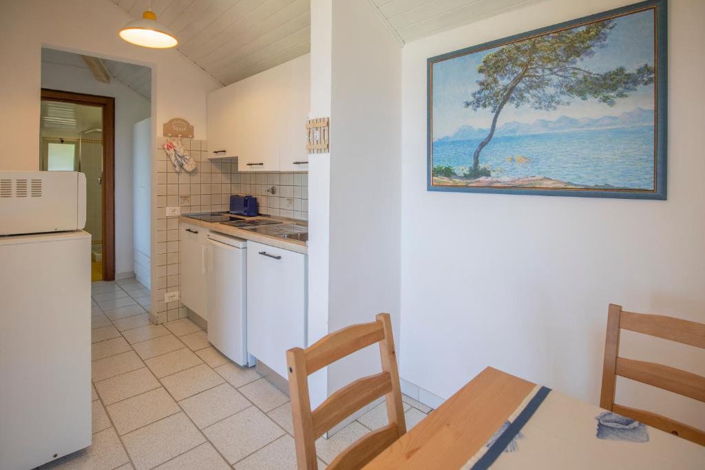 A kitchen or kitchenette at Villetta Azzurra, un incanto vista mare