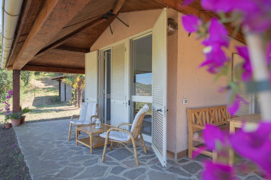 A balcony or terrace at Villetta Azzurra, un incanto vista mare