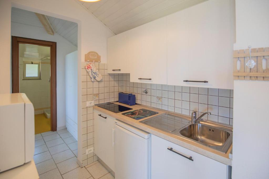 A kitchen or kitchenette at Villetta Azzurra, un incanto vista mare