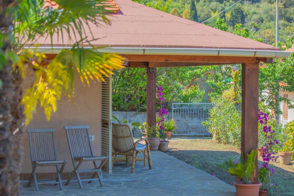 A garden outside Villetta Azzurra, un incanto vista mare