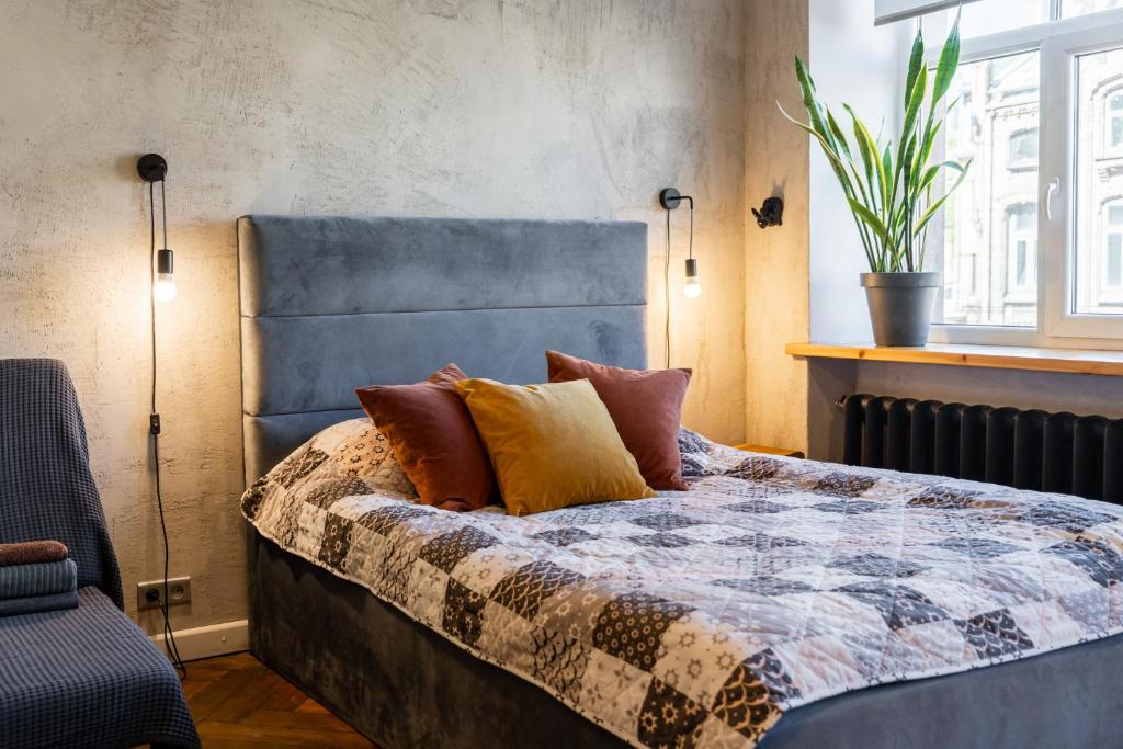 Un dormitorio con una cama con almohadas. en Baltic Design Apartments with free Parking en Riga