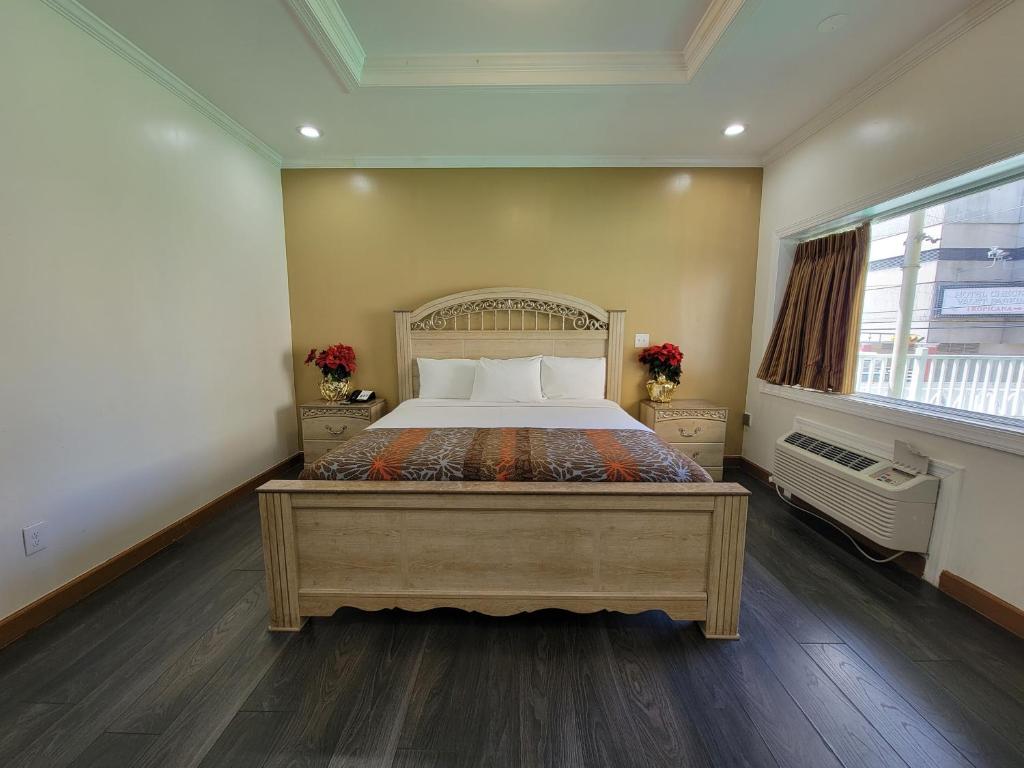 sypialnia z dużym łóżkiem i oknem w obiekcie Eldorado Atlantic City Beach Block w Atlantic City