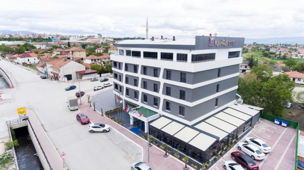 uma vista superior de um edifício com estacionamento em Kahra Otel em Amásia