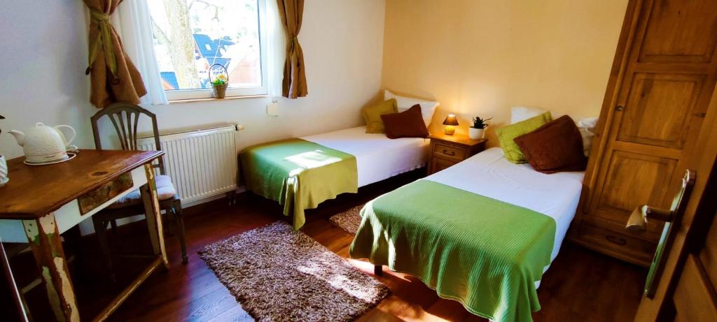 Postel nebo postele na pokoji v ubytování Gorski Widok Karpacz Apartamenty i Pokoje- Salon Kominkowy