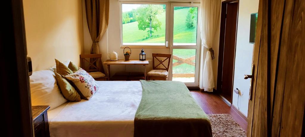 Postel nebo postele na pokoji v ubytování Gorski Widok Karpacz Apartamenty i Pokoje- Salon Kominkowy