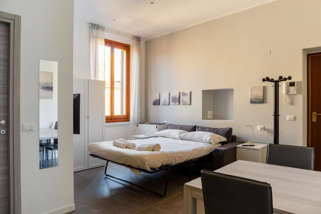 A bed or beds in a room at Newly Renovated Loft near Centrale