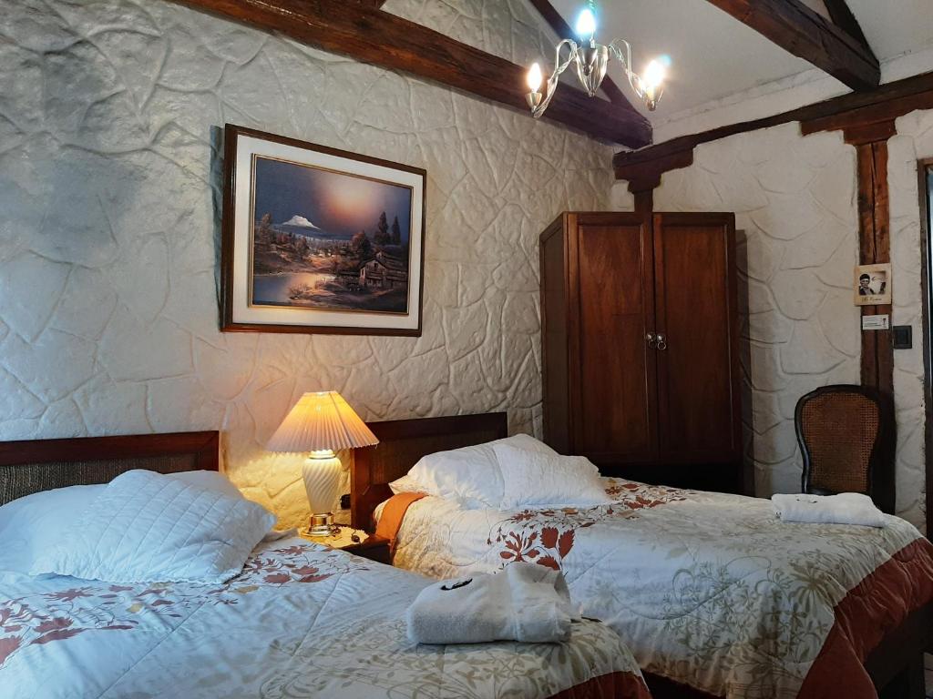 Postel nebo postele na pokoji v ubytování HOTEL Quito Antiguo