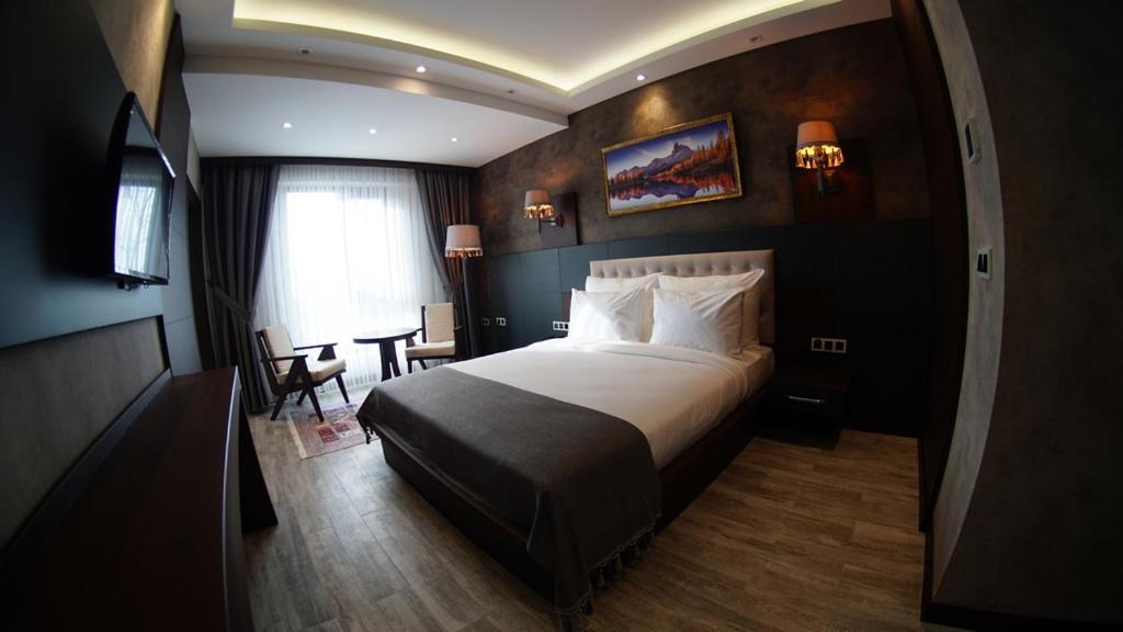 Postel nebo postele na pokoji v ubytování Kahra Otel