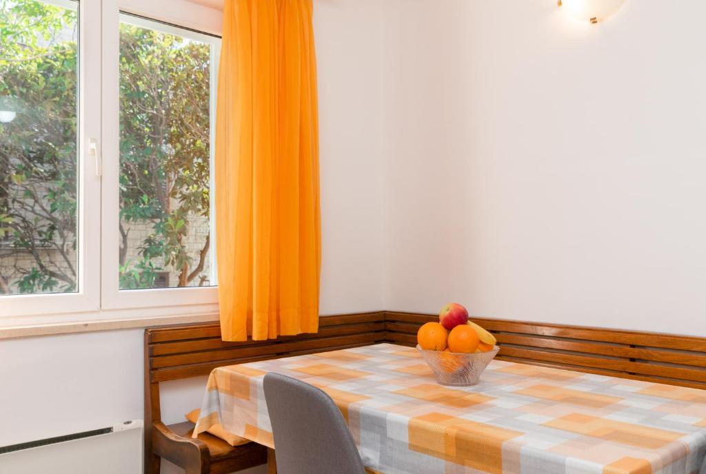 Posteľ alebo postele v izbe v ubytovaní Apartment Nona - Center, 150 meters from the beach