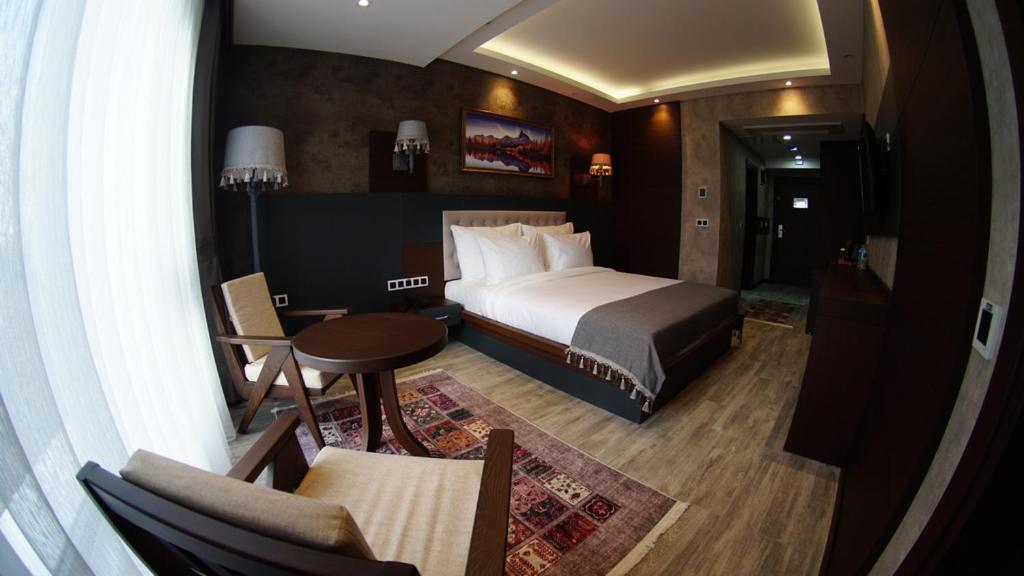 Postel nebo postele na pokoji v ubytování Kahra Otel