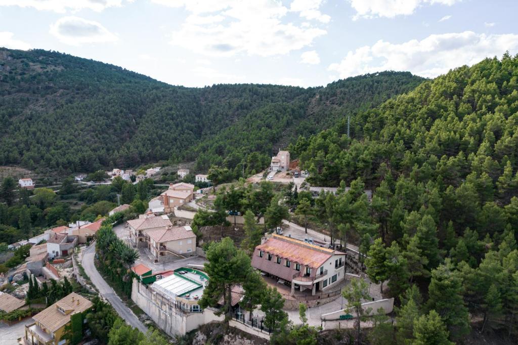 una vista aérea de una ciudad en las montañas en Casas Rurales & SPA VegaSierra, en Bogarra