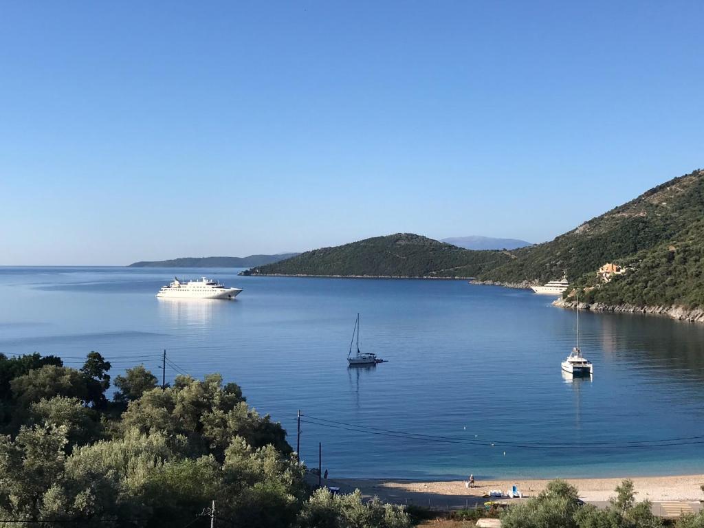 un grupo de barcos en un gran cuerpo de agua en Welcome In en Mikros Gialos