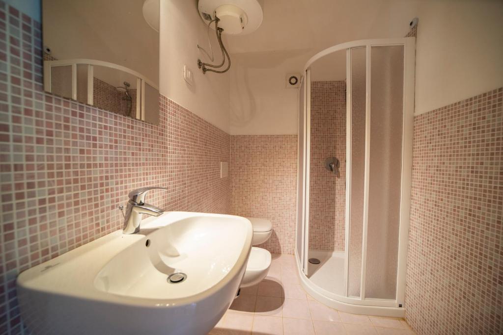 A bathroom at Appartamento Laura