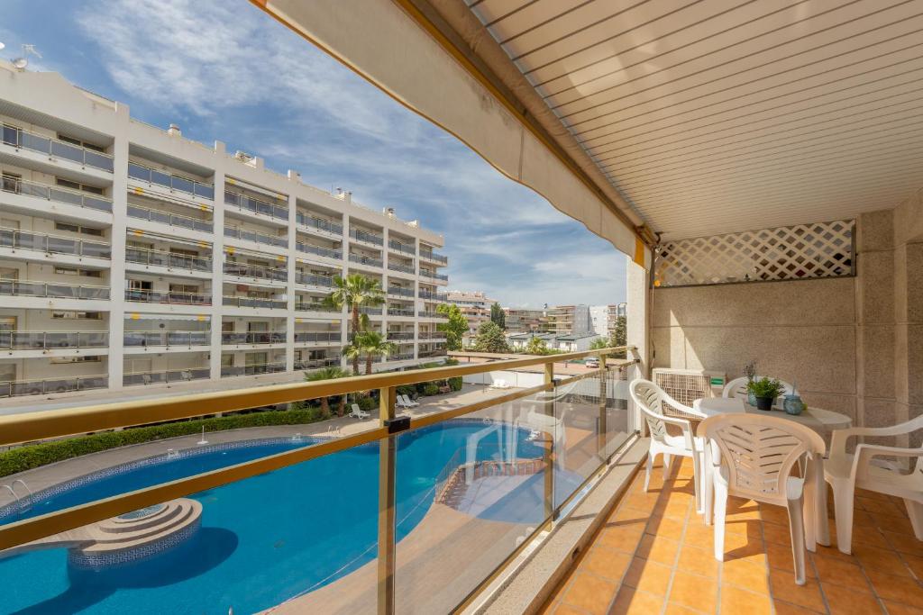 Bazén v ubytování Apartamentos Michelangelo Arysal nebo v jeho okolí