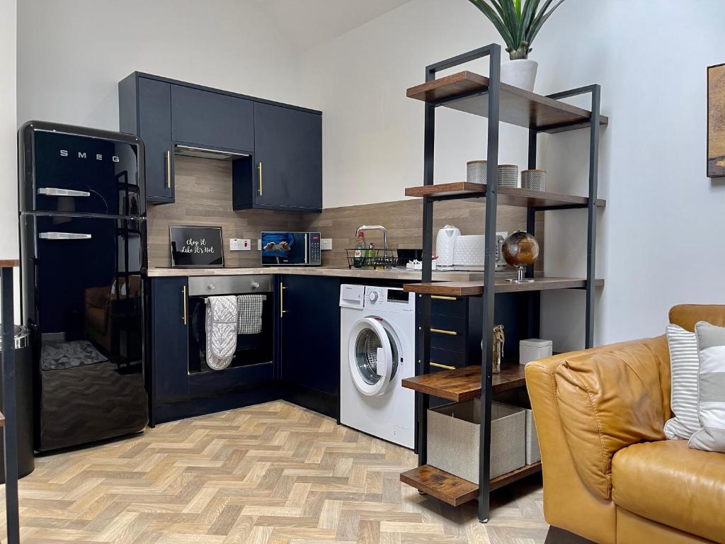 eine Küche mit Waschmaschine und Trockner im Zimmer in der Unterkunft The Gallery At Warrenfield House in Kirkwall
