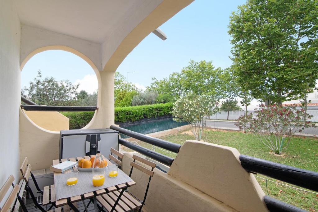 a balcony with a table with oranges on it at Alvor Quinta Nova in Alvor