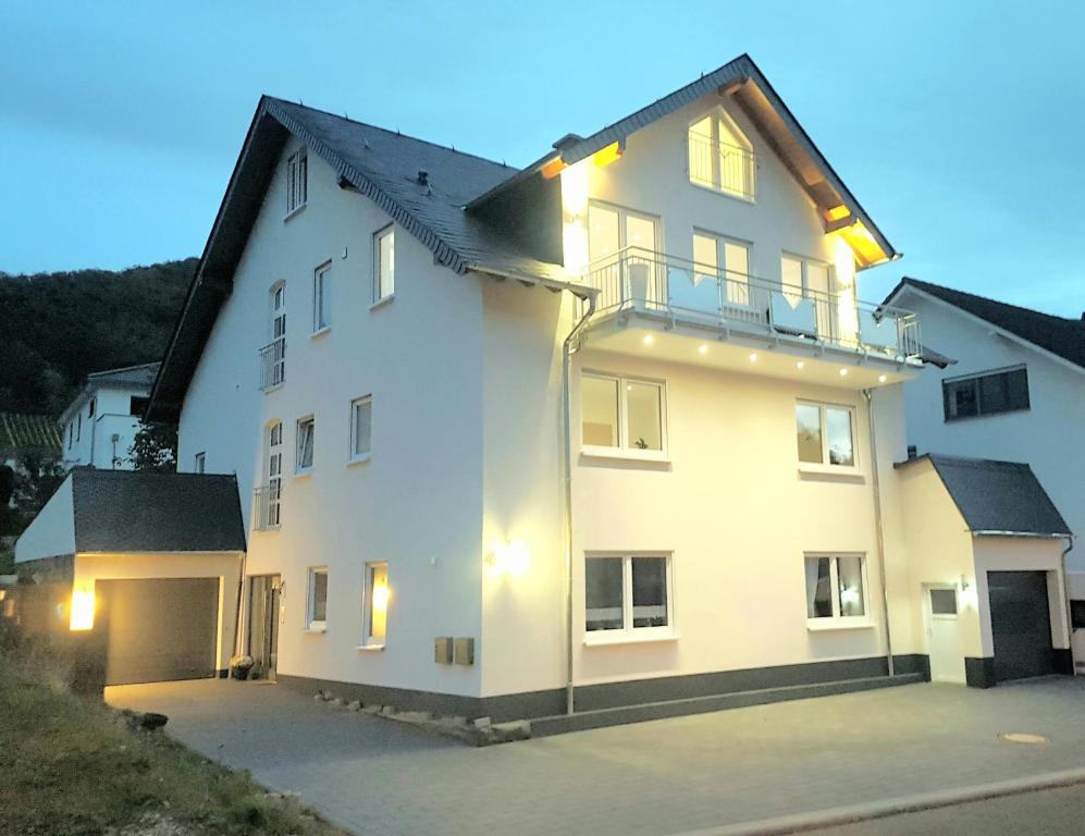 un gran edificio blanco con muchas ventanas en Ferienhaus MoselCharme, en Alken